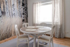 Kivipuolen keittiö.